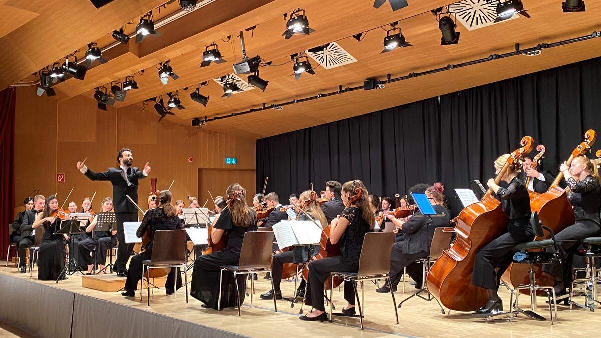 Die Neue Philharmonie München bei einem der Konzerte im Kulturhaus Sillian