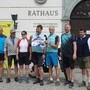 Eine Gruppe steht vor einem Rathaus