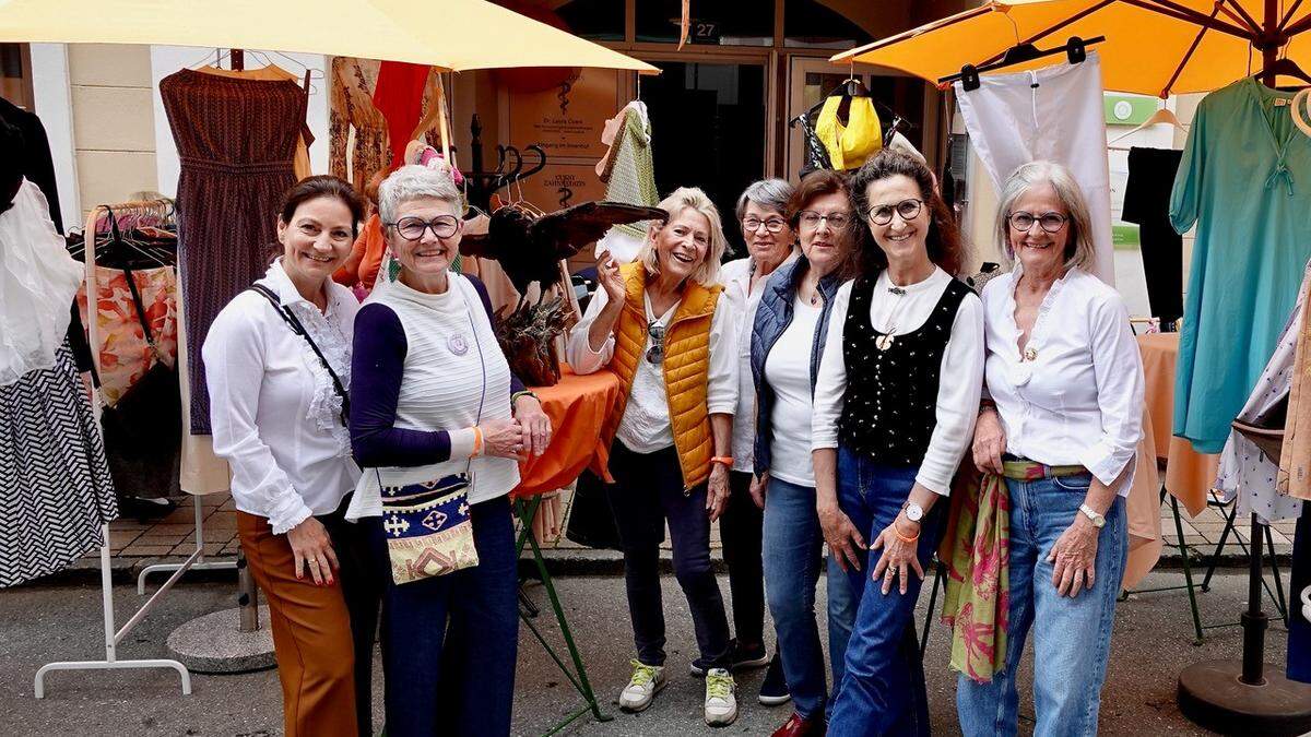Die Damen des Soroptimist-Clubs Hermagor freuten sich, dass der Flohmarkt so gut angenommen wurde: Katharina Hofer-Schillen, Evi Tillian, Inge Pongratz, Gerti Zimek, Irene Harrer, Florita Platzer und Angelika Mikschofsky