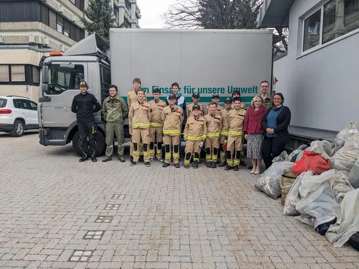 Bürgermeisterin Elisabeth Blanik, die Kinder der Jugendfeuerwehr sowie die Helfer der Stadtgemeinde Lienz bei der Reinigungsaktion