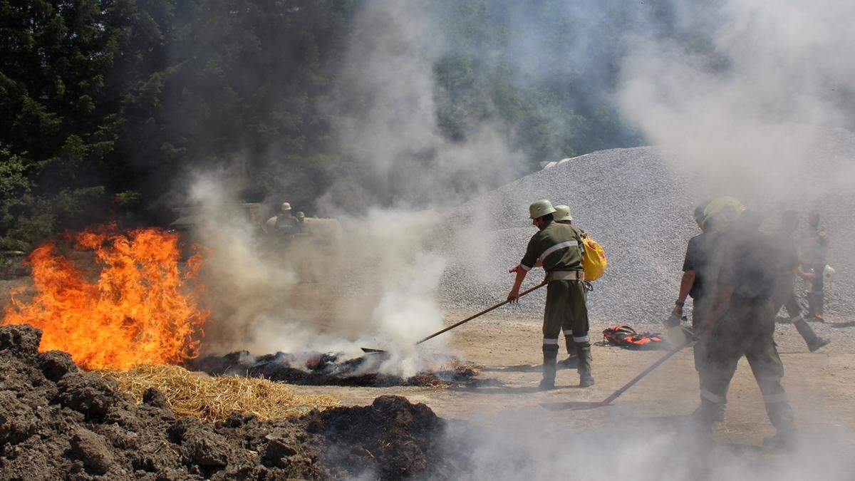 Im Rahmen der Übung wird für die Waldbrandbekämpfung, den Tankpendelverkehr und die Wasserförderung trainiert