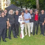 Musiker stehen in einem Park
