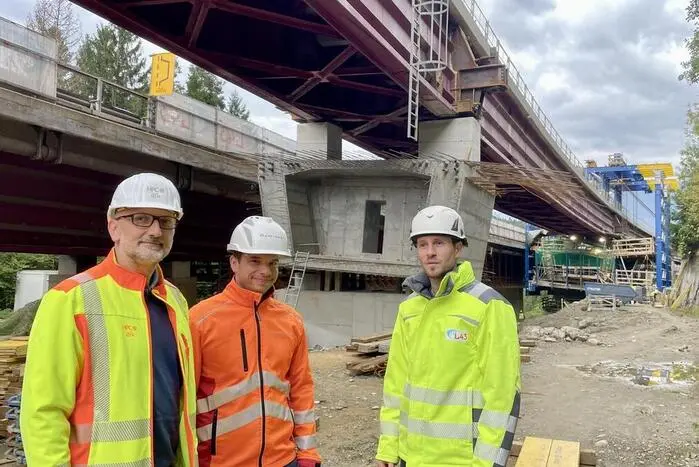 Bau der 600 Meter langen Autobahnbrücke schreitet voran: 
Während des Sommers wurden beim Autobahnübergang Steinbrückenbach die Hammerköpfe betoniert, wenige Tage später begann der Bau der Fahrbahn. Die Kosten für die Brücke betragen 70 Millionen Euro.