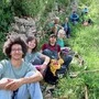 Eine Gruppe sitzt im Gras
