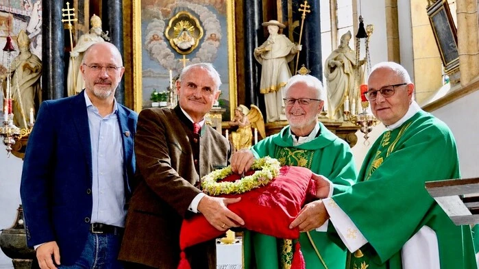 Vier Männer in einer Kirche
