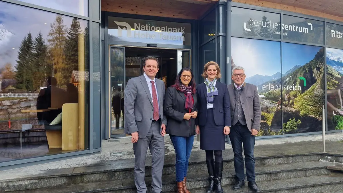 Renè Zumtobel, Sara Schaar, Valerie Zacherl-Draxler und Josef Schwaiger vor dem Besucherzentrum Mallnitz
