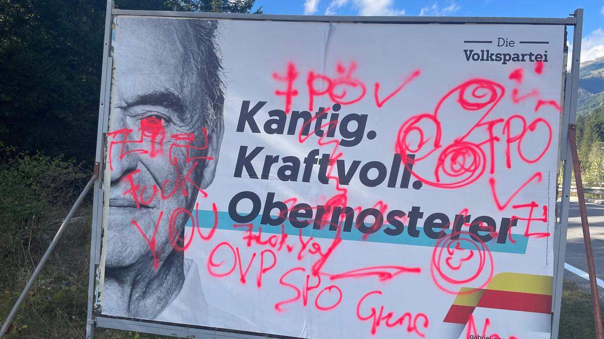 Die Plakate wurden mit Schmierereien verunstaltet