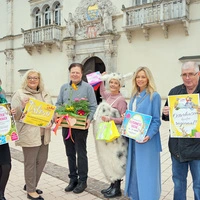 Andrea Penker, Ingrid Paulitsch, Vizebürgermeister Willi Koch, Osterhäsin Monika Gaberscek, Stadtmarketing-Ausschussobfrau Evelyn Köfer und Wolfgang Kofler