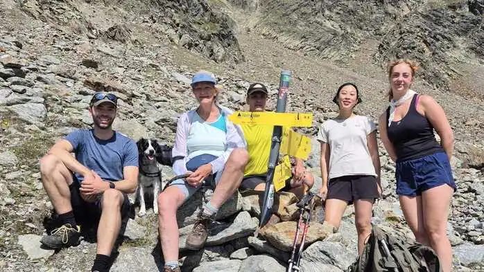 Eine Gruppe sitzt auf Felsen