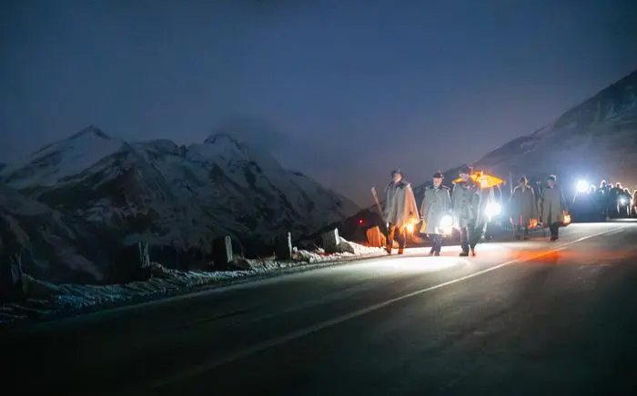 Die Sternsinger ziehen bei Nacht und Nebel durch die Gemeinde