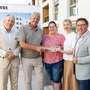 Fünf Personen halten einen Schlüssel in der Hand