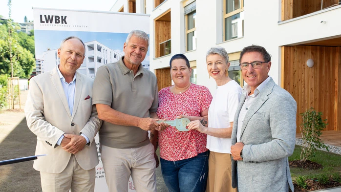 Fünf Personen halten einen Schlüssel in der Hand