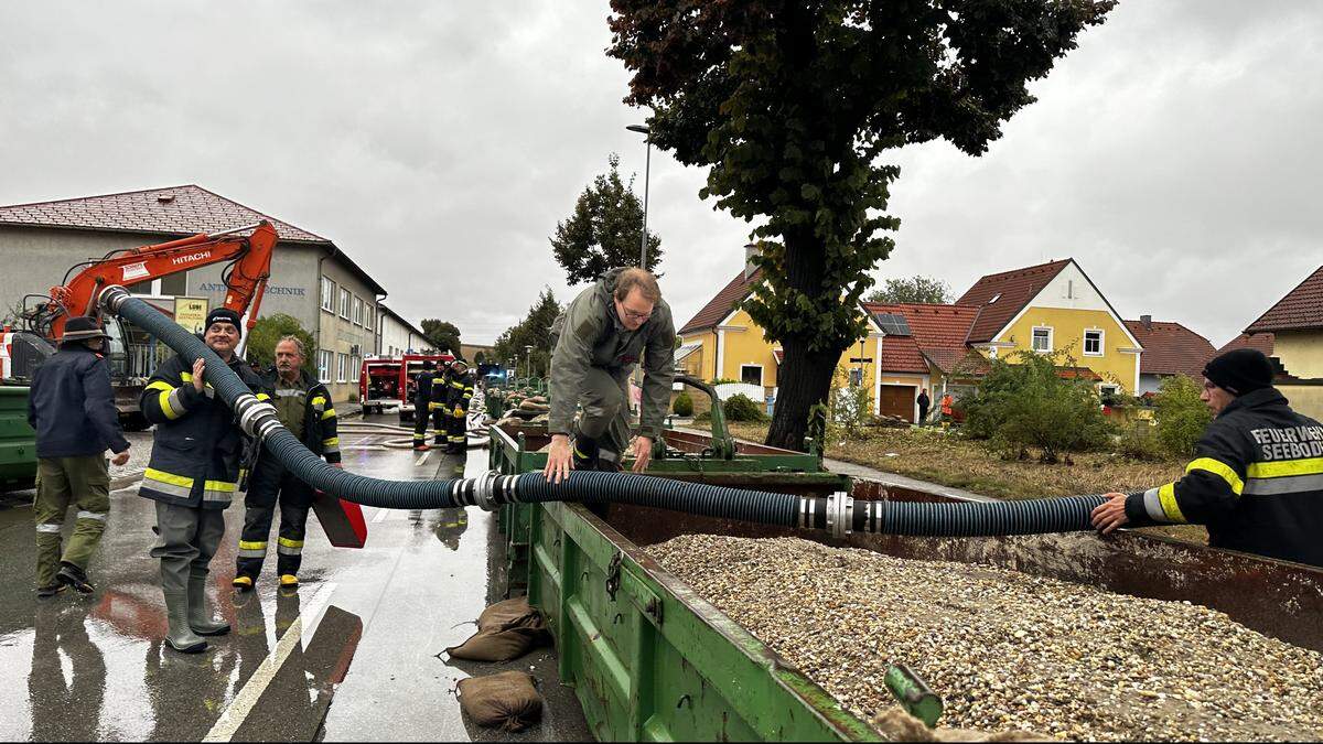 Die Kärntner Feuerwehrleute sind in Niederösterreich vorwiegend mit Pumparbeiten beschäftigt