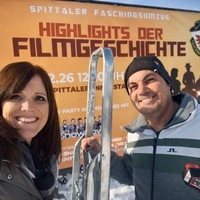 Sylvia Preimeß und Markus Unterguggenberger beim Montieren der Plakate für den Faschingsumzug 