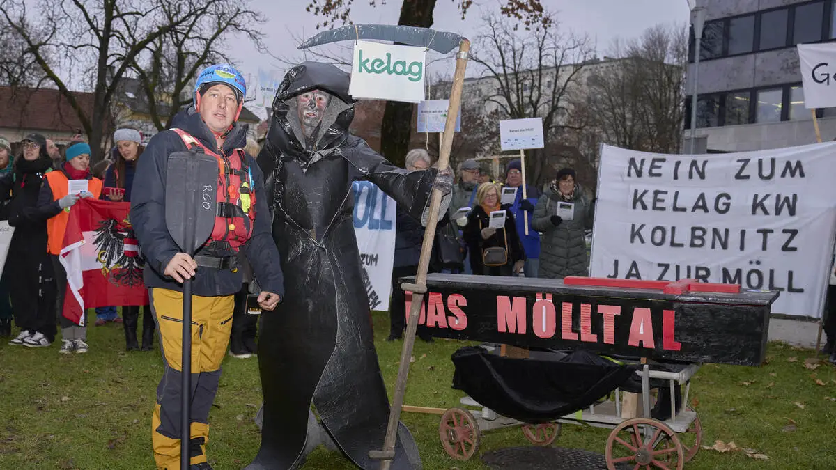Protest vor der Kelag gegen Kraftwerksbau in Kolbnitz                           