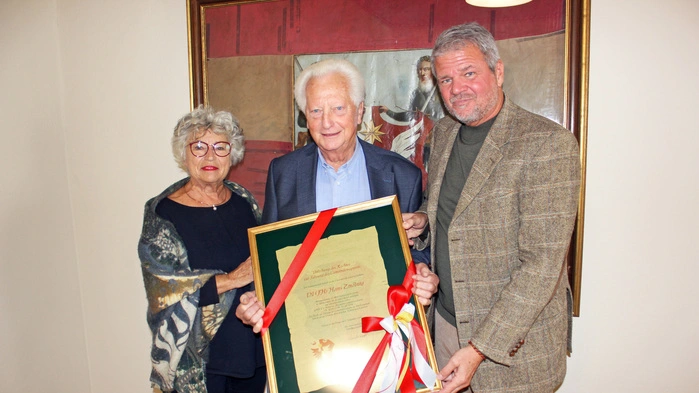 Irene und Hans Zmölnig mit Bürgermeister Gerhard Köfer