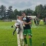 Drei Personen jubeln auf einem Fußballfeld über den Sieg | Seid Zukic mit Frau Aida und Tochter Sarah