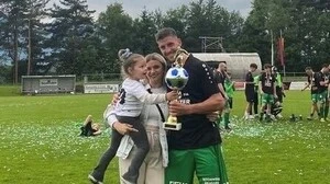 Drei Personen jubeln auf einem Fußballfeld über den Sieg | Seid Zukic mit Frau Aida und Tochter Sarah