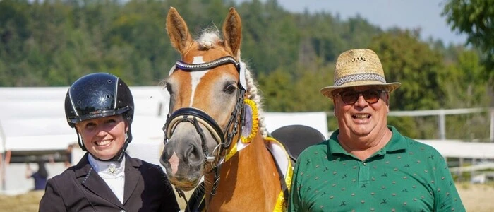 Ein Mädchen und ein Mann mit einem Pferd