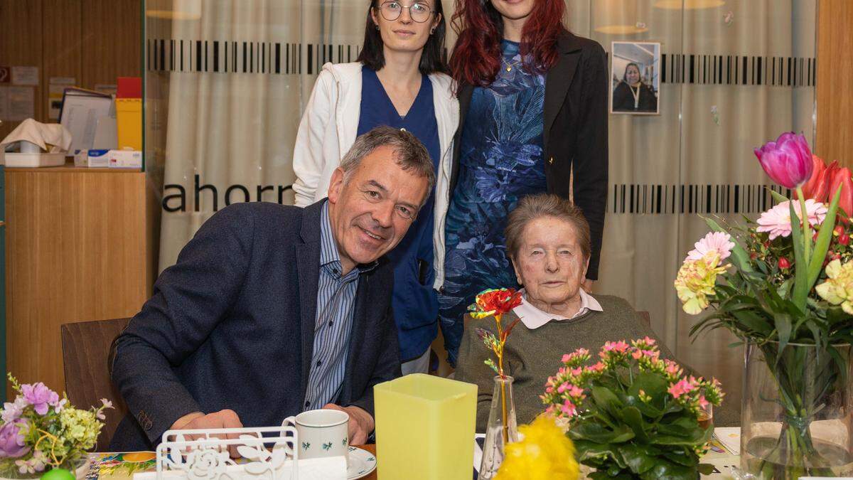 Gratulierten Elisabeth Plattner zum 102. Geburtstag: Bürgermeister Georg Willi, Pflegedienstleiterin Jacqueline Kempf (rechts) und Stationsleiterin Vedina Glantschnig (links)