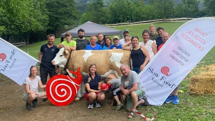 Eine Gruppe steht auf einer Wiese