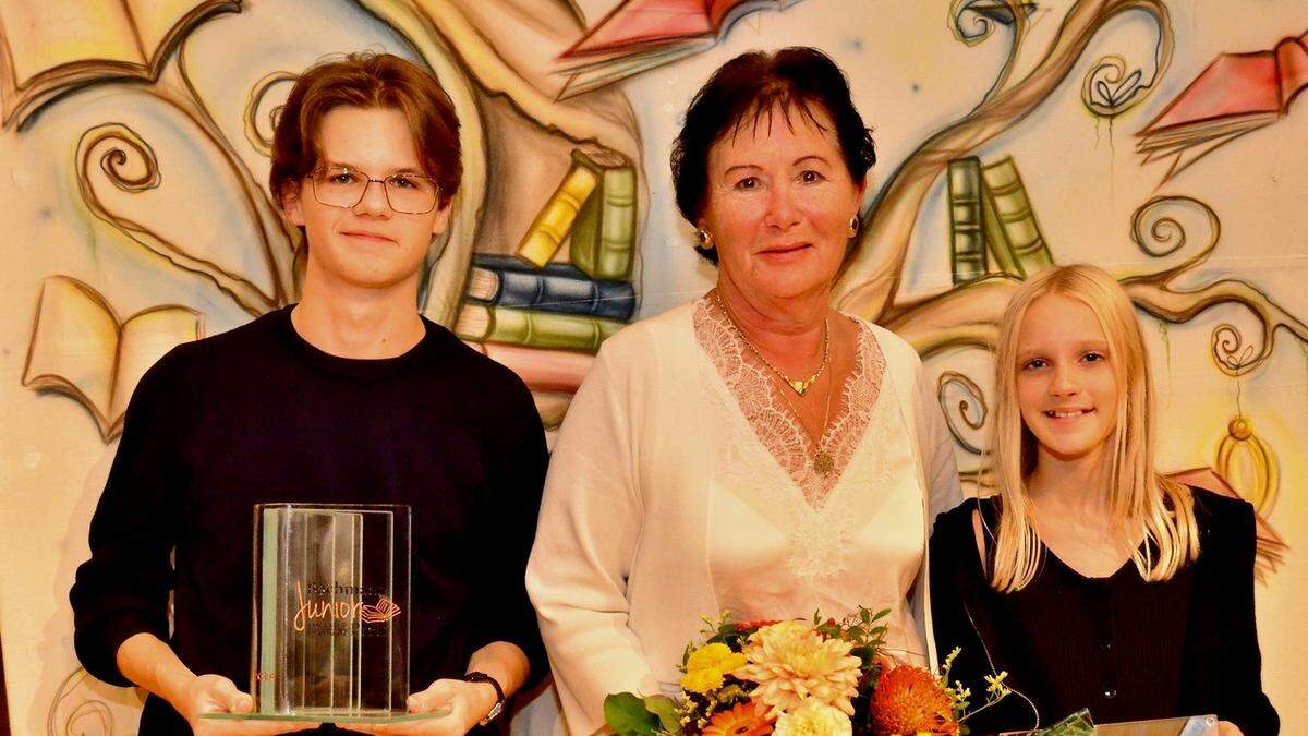 Die Bachmann Junior Preisträger 2024 Philipp Pecoraro und Lea Ogris mit Bewerbspräsidentin Irmgard Janschitz (Mitte)