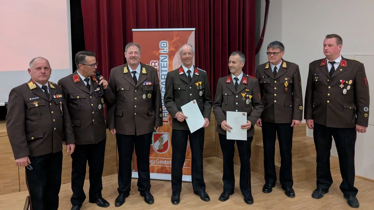40 Jahre im Feuerwehrdienst: Bezirksfeuerwehrinspektor Franz Brunner, Kommandant Peppi Tönig, Bürgermeister Markus Tönig, Matthias Blaßnig, Siegmund Gsaller, Abschnittskommandant Michael Köll und Kommandantstellvertreter Florian Unterlercher