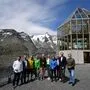 Eine Gruppe steht vor einem Gebäude