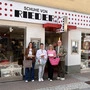 Vier Personen stehen vor einem Schuhgeschäft