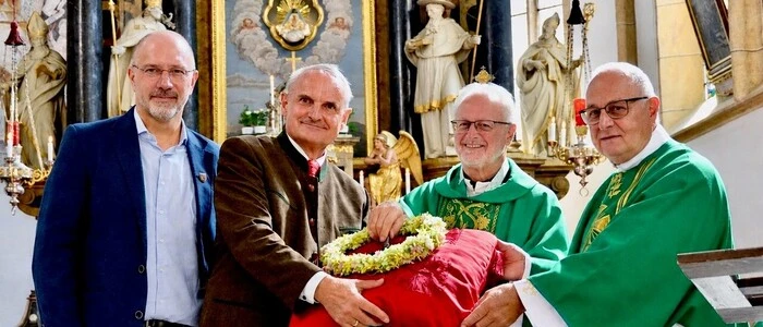 Vier Männer in einer Kirche