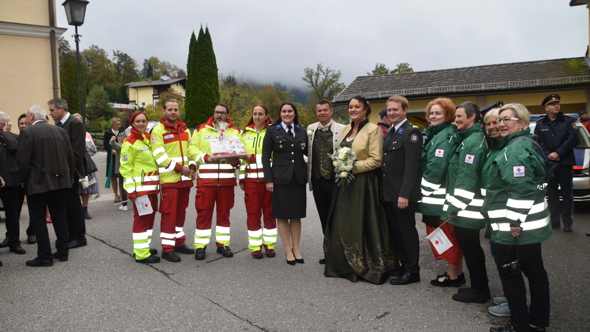 Das Paar (Mitte) wurde von Kollegen und Kolleginnen überrascht