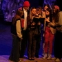 Schauspieler auf einer Bühne | Die Schüler und Schülerinnen begeben sich auf eine abenteuerliche Reise