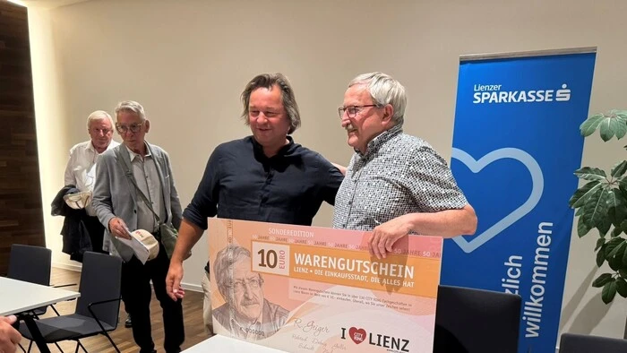 Zwei Männer mit einem Warengutschein