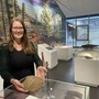 Karin Steiner mit ihrem Ausnahmefund im Geoparkzentrum
