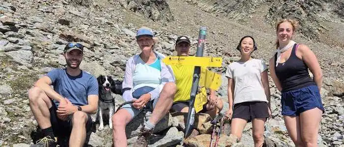 Eine Gruppe sitzt auf Felsen