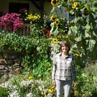 Hermina Tiller fühlt sich in ihrem kunterbunten Blumenparadies sehr wohl