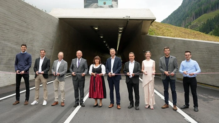 Menschen eröffnen einen Straßenabschnitt