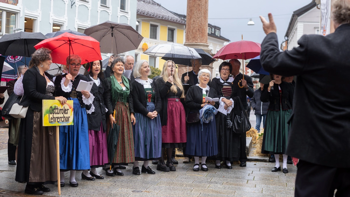 Der „Osttiroler Lehrerchor“ ließ sich von dem schlechten Wetter nicht beirren