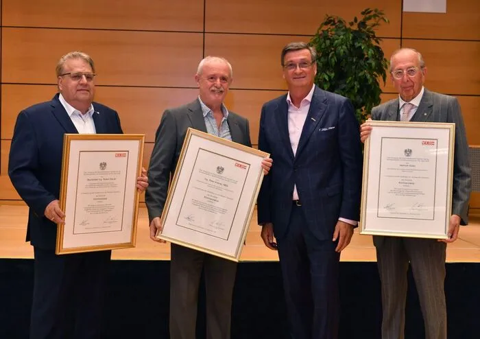 Für ihre langjährigen Verdienste um die Kärntner und österreichische Wirtschaft wurden Robert Rauter, Peter Kreiner und Helmuth Kubin von WK Präsident Jürgen Mandl mit dem Berufstitel Kommerzialrat ausgezeichnet