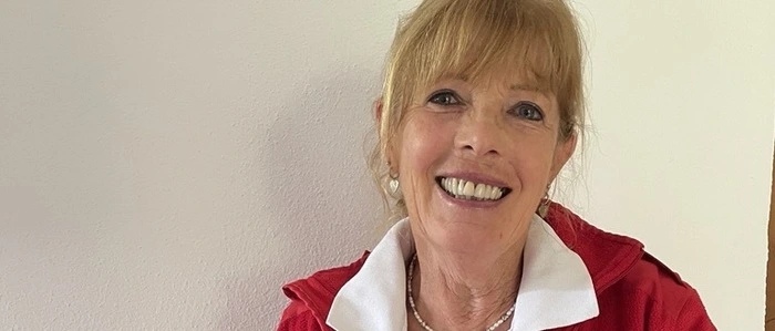Eine Frau mit einer Box voller Lebensmitteln in der Hand