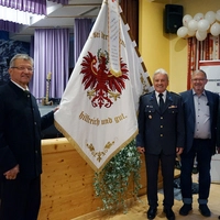 Winfried Kuenz, Egon Kleinlercher, Gerald Kuenz und Ottokar Widemair mit der neuen Vereinsfahne                          