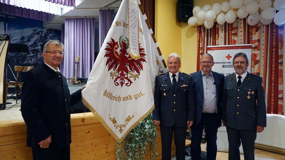 Winfried Kuenz, Egon Kleinlercher, Gerald Kuenz und Ottokar Widemair mit der neuen Vereinsfahne                          