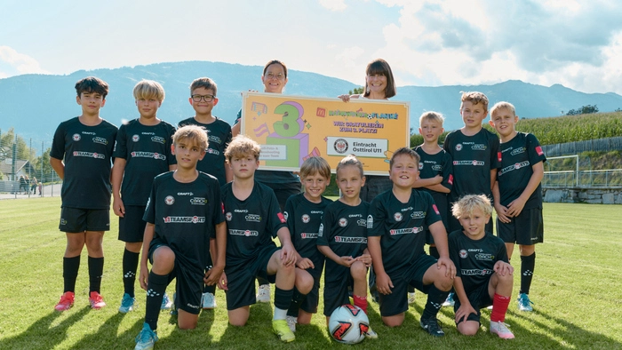 Junge Fußballspieler auf einem Feld