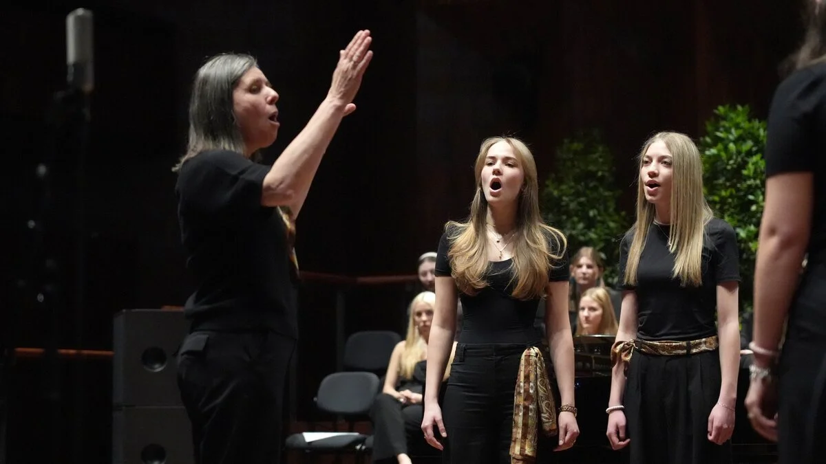 Zwei Sängerinnen und eine Dirigentin