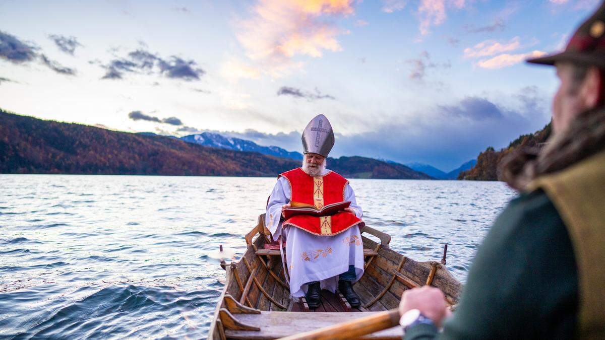 Der Nikolaus kommt am 10. Dezember per Ruderboot nach Döbriach