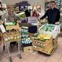 Tina Angela Berger und Christoph Staudacher bei der Spendenübergabe im Sozialmarkt