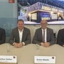 Vier Männer sitzen an einem Tisch