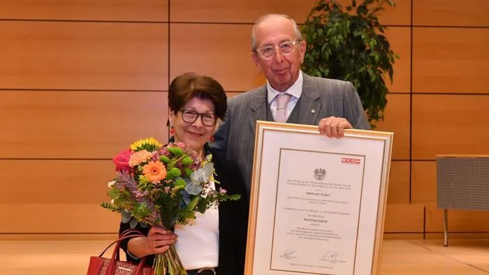 Eine Frau und ein Mann bei einer Preisverleihung
