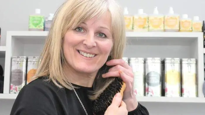 Eine Friseurin, die aus vollem Herzen für den Bischof singt:
Gemeinsam mit ihren beiden Töchtern widmet sich die Deferegger Naturfriseurin Heidi Kleinlercher leidenschaftlich dem gemeinsamen Beruf. Im April sang das Trio mit einem Chor für den Innsbrucker Bischof.