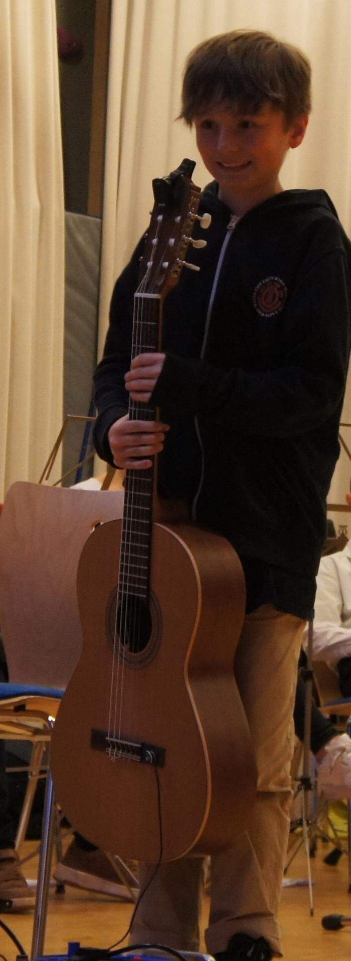 Veit Ganeider aus Nikolsdorf spielt auf der Gitarre